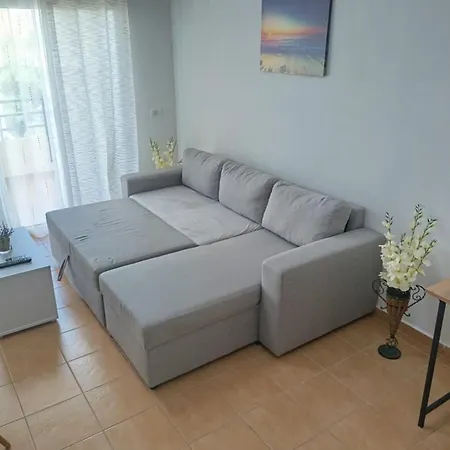 Seafront One Bedroom Apartment! Free Parking &Wifi *
