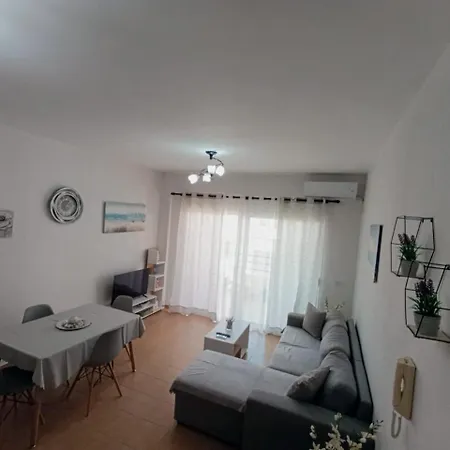 One Bedroom Beachfront Retreat! Comfortable Stay! Daire Saranda