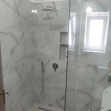 Daire One Bedroom Beachfront Retreat! Comfortable Stay! Saranda