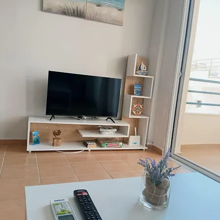 Seafront One Bedroom Apartment! Free Parking &Wifi *