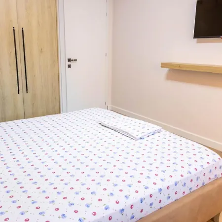 Apartment Seafront One Bedroom Apartment! Free Parking &wifi